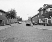 53016 Gezicht in de De Bazelstraat te Utrecht, uit het zuidwesten met geheel rechts op de voorgrond de hoek van de La ...